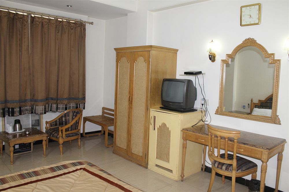 Hotel Sunstar Residency Дели Экстерьер фото