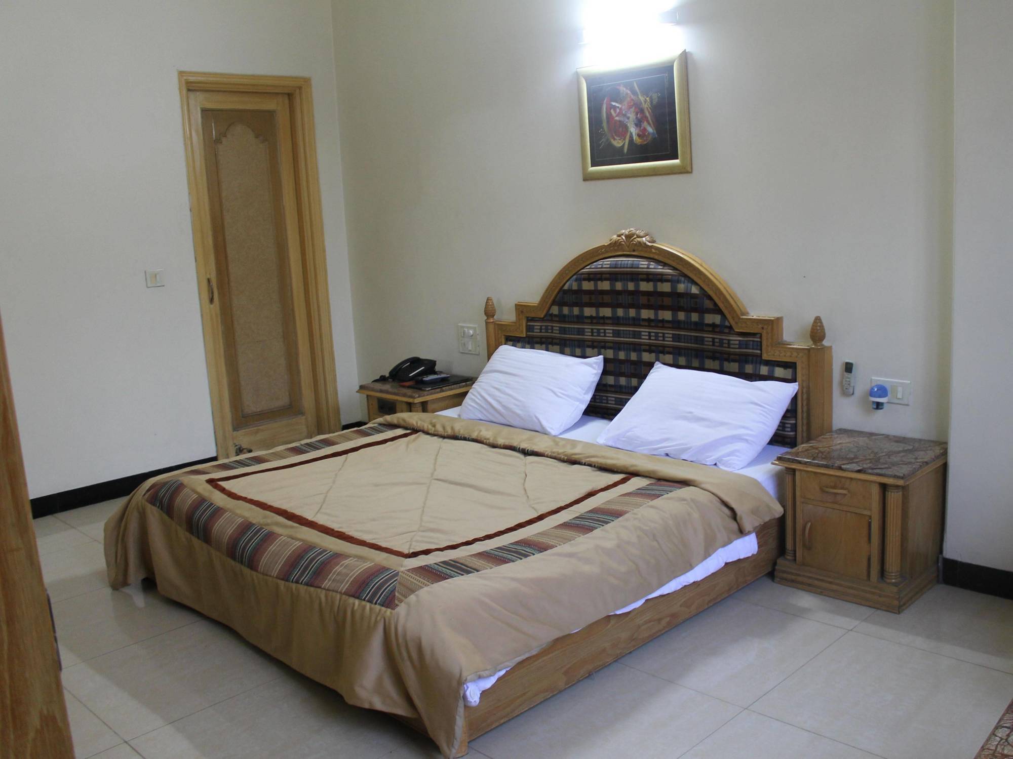 Hotel Sunstar Residency Дели Экстерьер фото