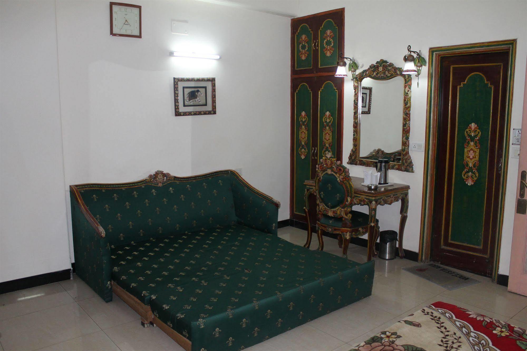 Hotel Sunstar Residency Дели Экстерьер фото