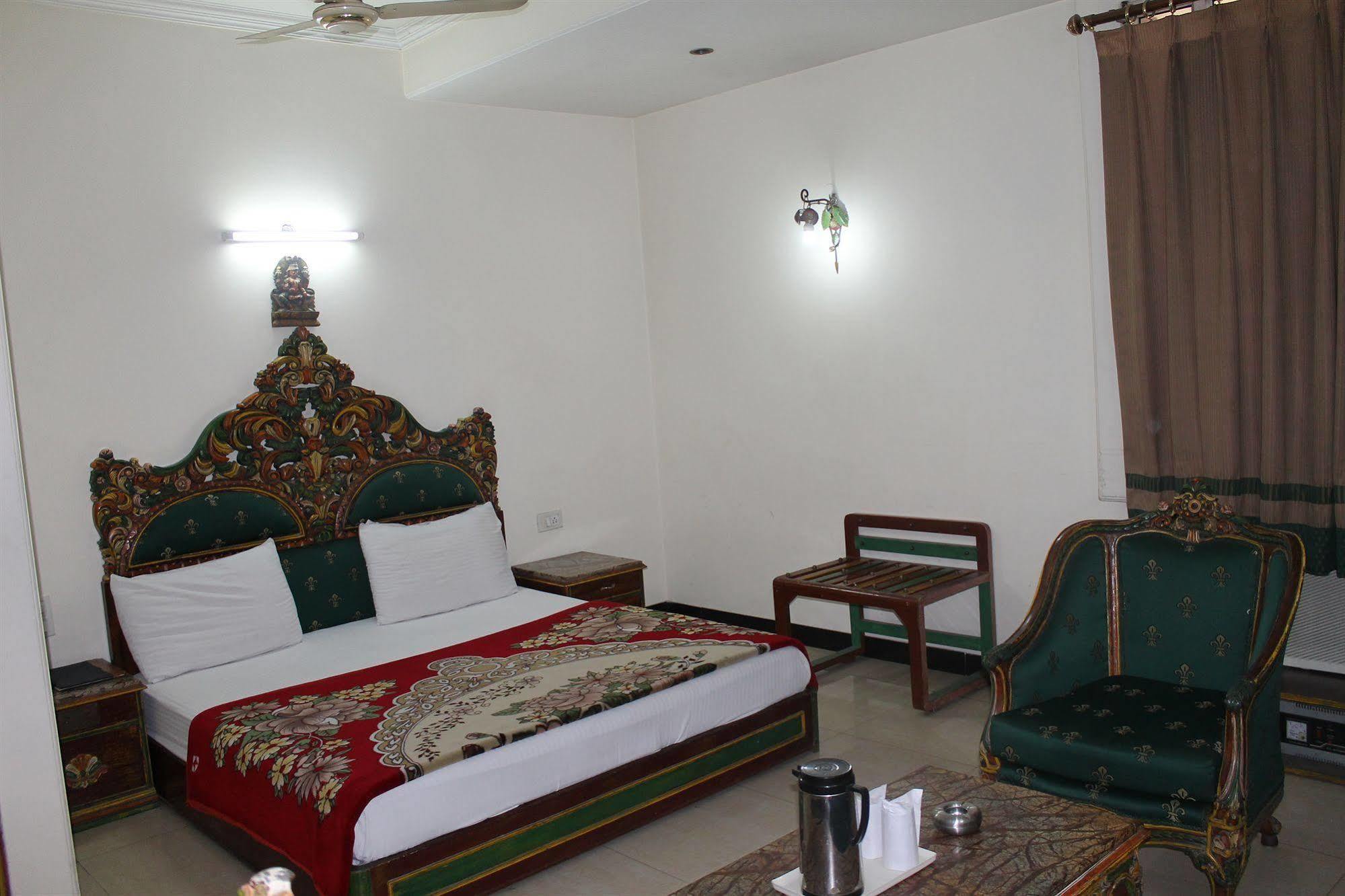 Hotel Sunstar Residency Дели Экстерьер фото