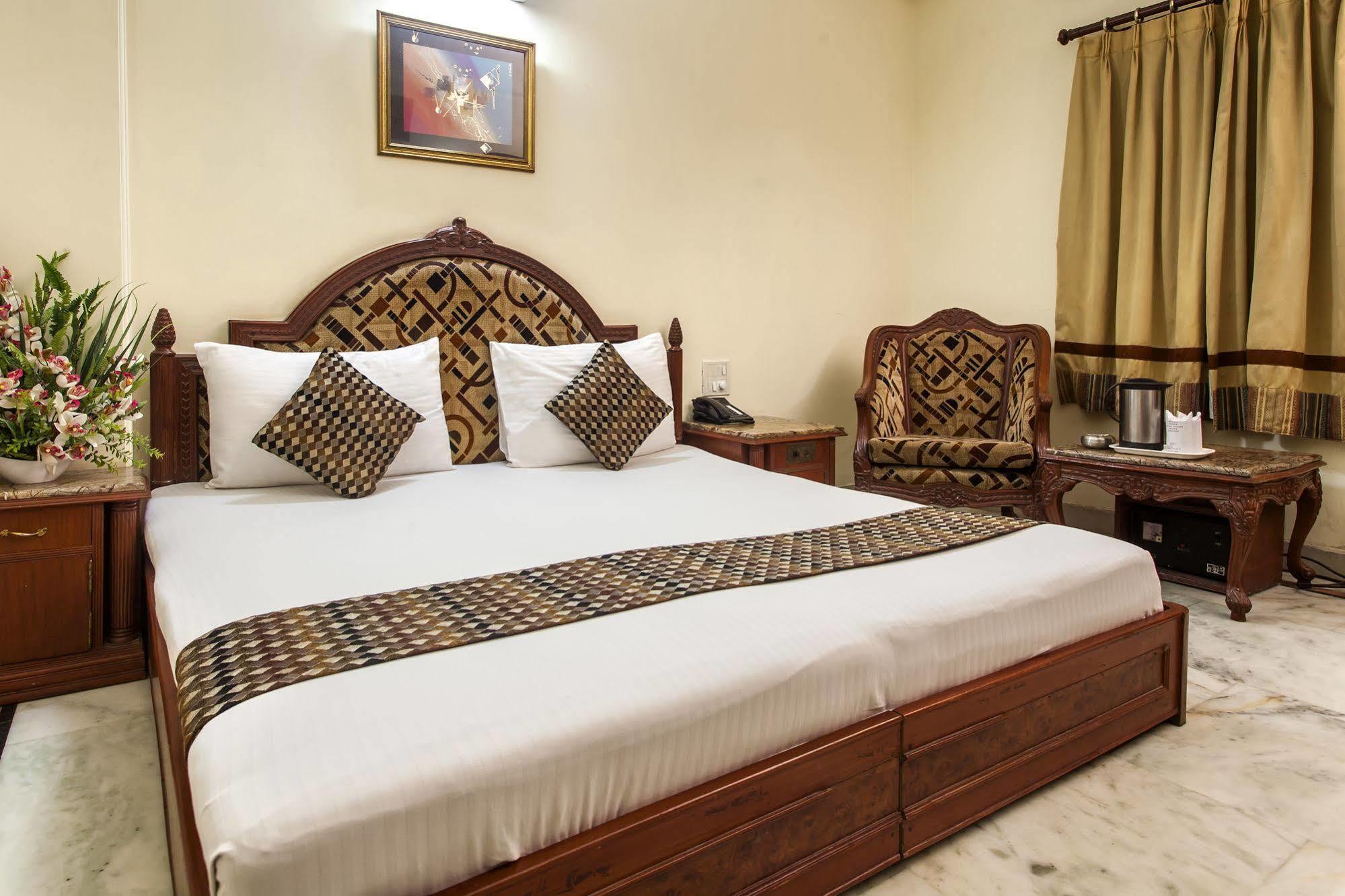 Hotel Sunstar Residency Дели Экстерьер фото