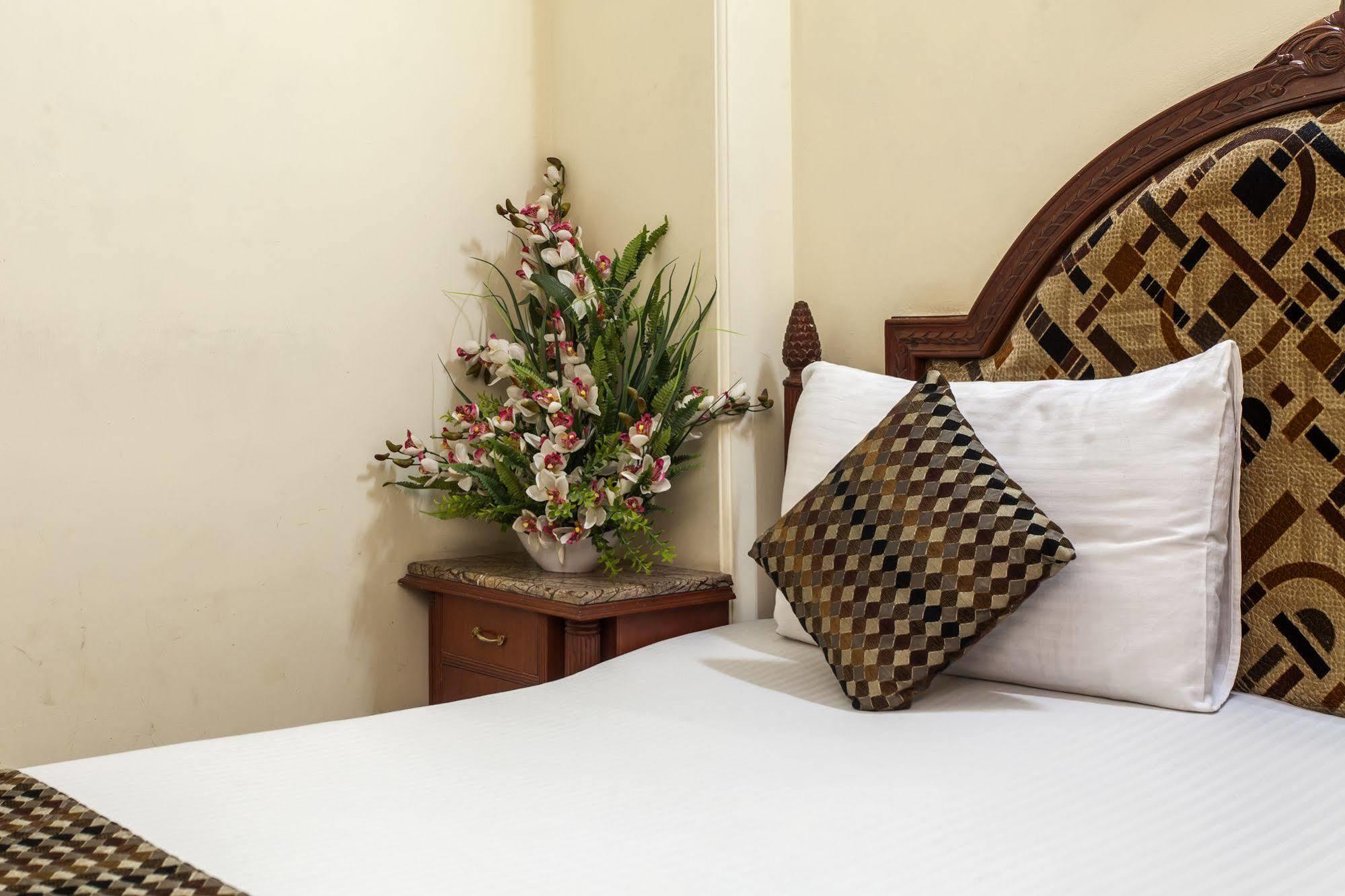 Hotel Sunstar Residency Дели Экстерьер фото
