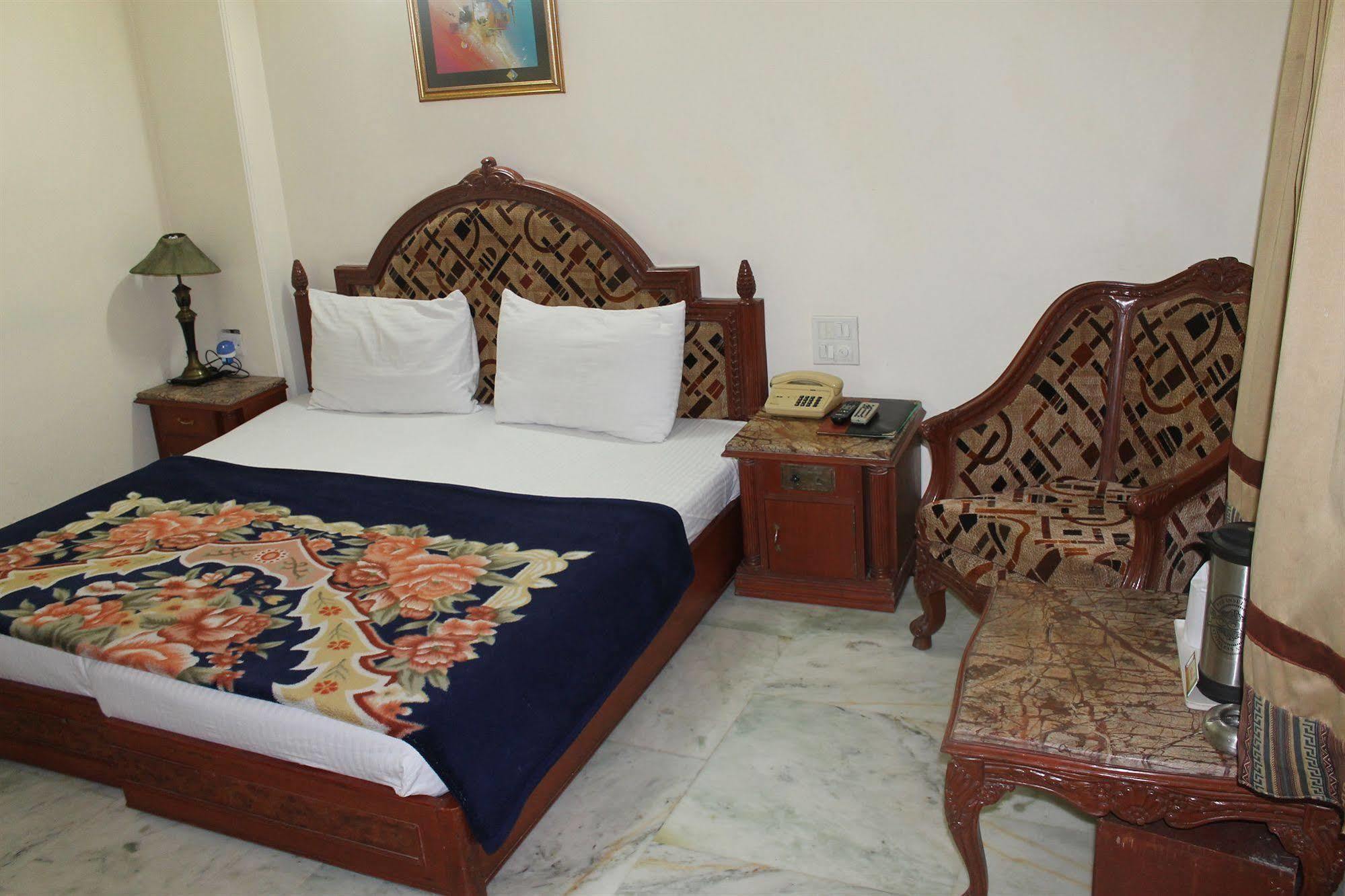 Hotel Sunstar Residency Дели Экстерьер фото